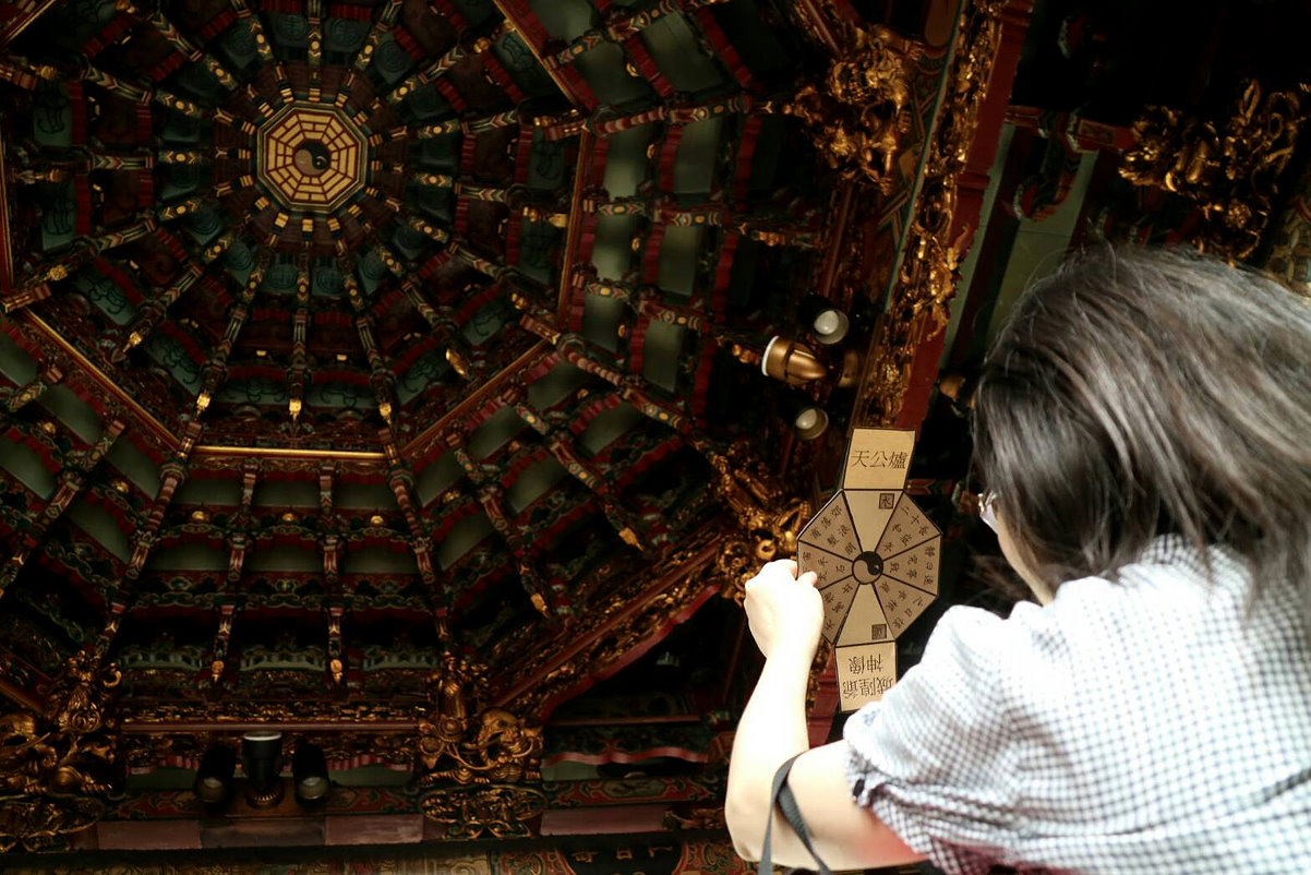 清華學生設計出實境解謎遊戲，玩家透過觀察新竹城隍廟藻井的相對位置解出謎底