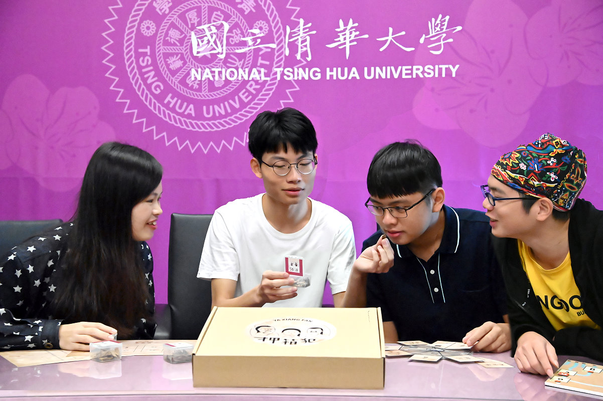 清華學生設計出結合在地文化的實境解謎遊戲。左起李若嘉、莊荃華、謝燿聰、林煜舜