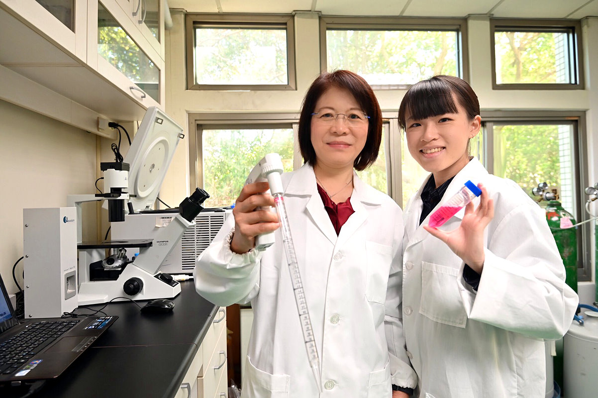 清華分生所王雯靜教授(左)指導博士生曾琳蘆研發精準治療胃癌的標靶療法