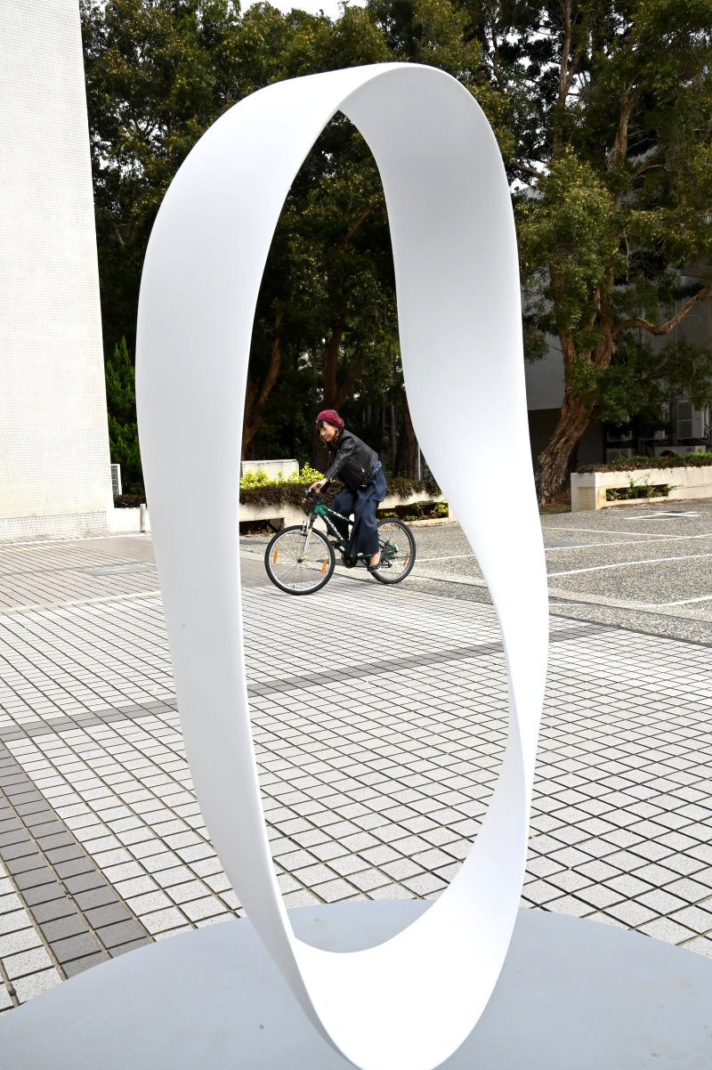 鴿子廣場展示〈一面到底的莫比斯環〉作品，是有名的幾何拓樸學結構