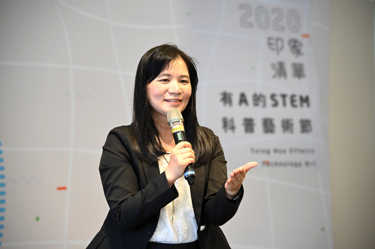 教育部師資培育及藝術教育司李毓娟副司長說，清華大學透過師培教育將影響力向下延伸到中小學，為國家培育跨領域的𝝅型人才