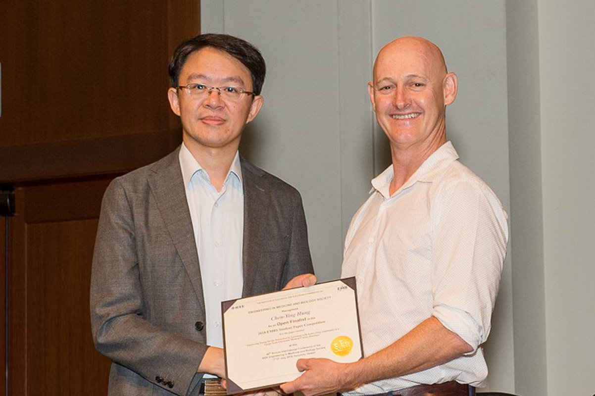 台北榮總新竹分院心臟科洪振瀛主任(左)2018年在電機電子工程師學會(IEEE)舉辦的醫學工程學會年會獲頒優秀論文獎