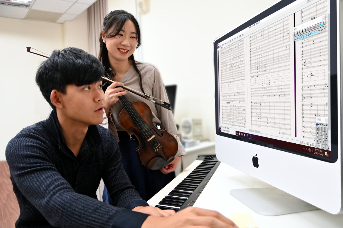 本校雙主修音樂、化工學生趙繼群(左)與音資生李悅榮合作譜曲