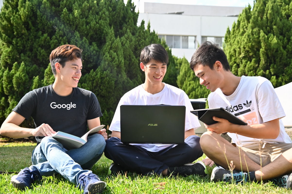清華為公書院學生林廷哲(左起)、李致翰、程靖翔合作參加三星競賽