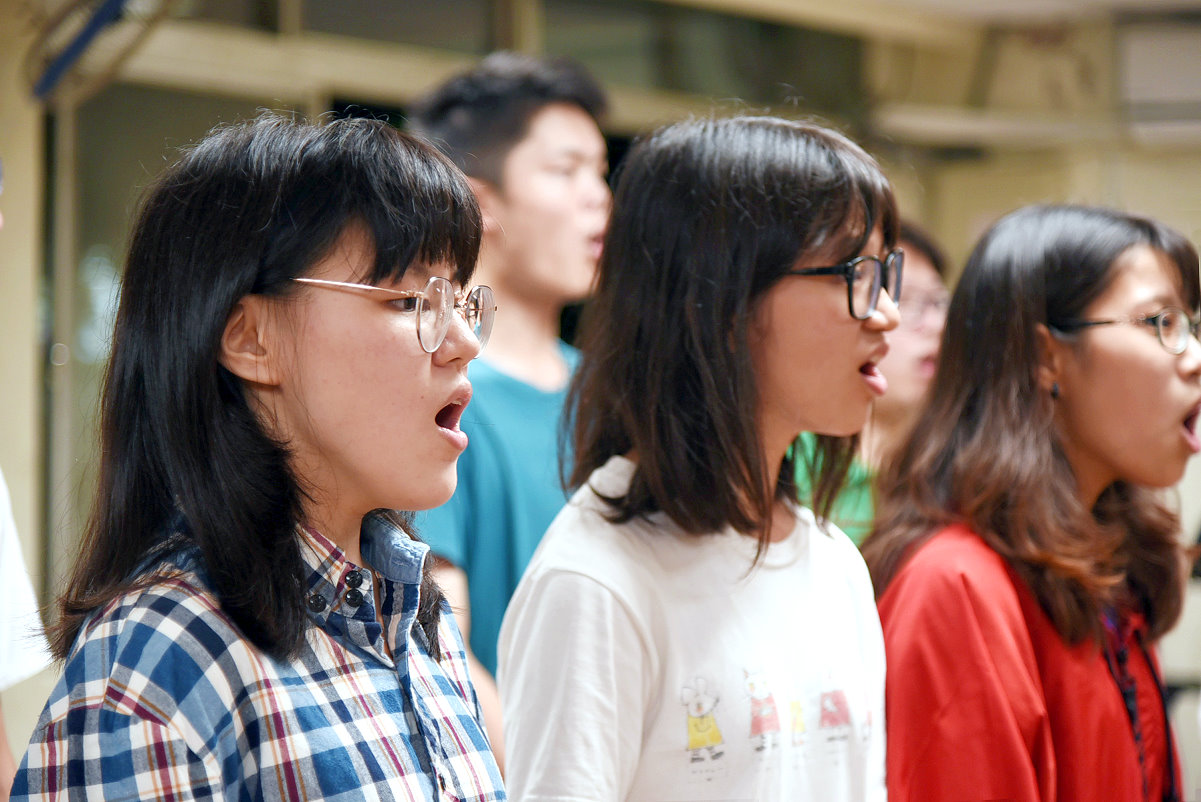 清華為公書院學生鄭文筑(左一)參加合唱團練唱
