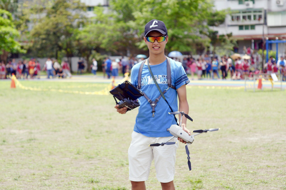 本校特殊選才錄取生鄭泰然空拍技術優異，飛行次數超過6百架次