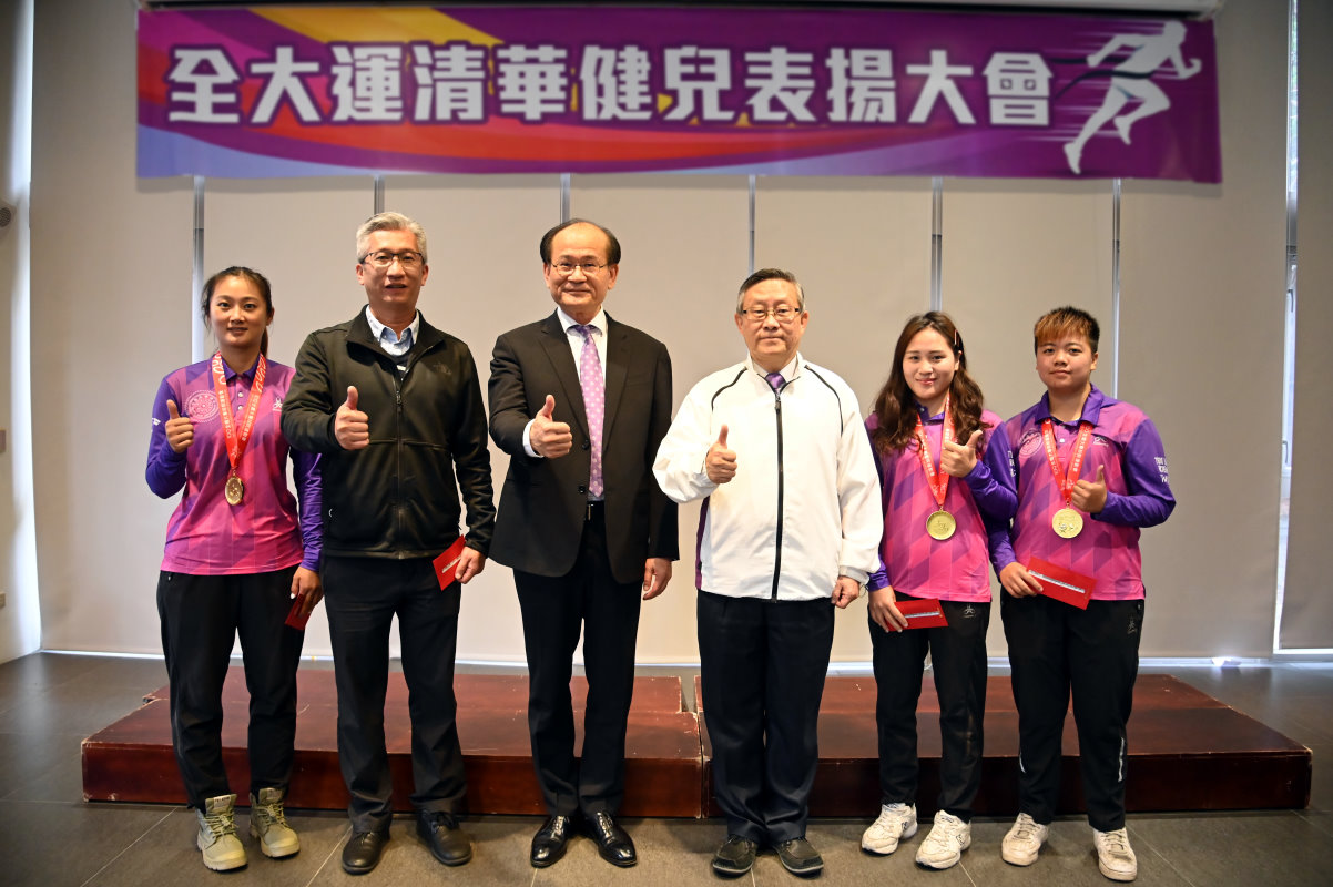 清華射箭隊林詩嘉 (左一)、古芸飛 (右二)、陳盈如 (右一)，榮獲今年公開女生組射箭反曲弓團體對抗賽金牌