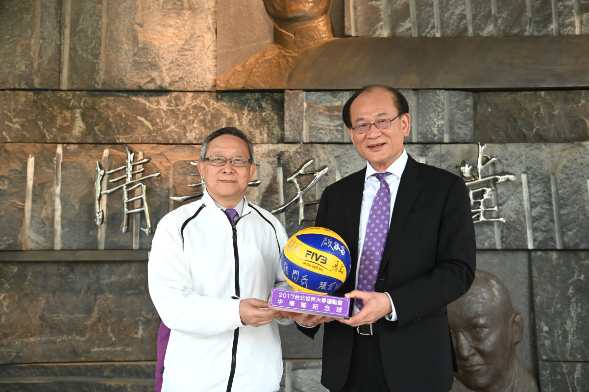 賀陳弘校長(左)致贈簽名紀念球給校友總會蔡進步理事長