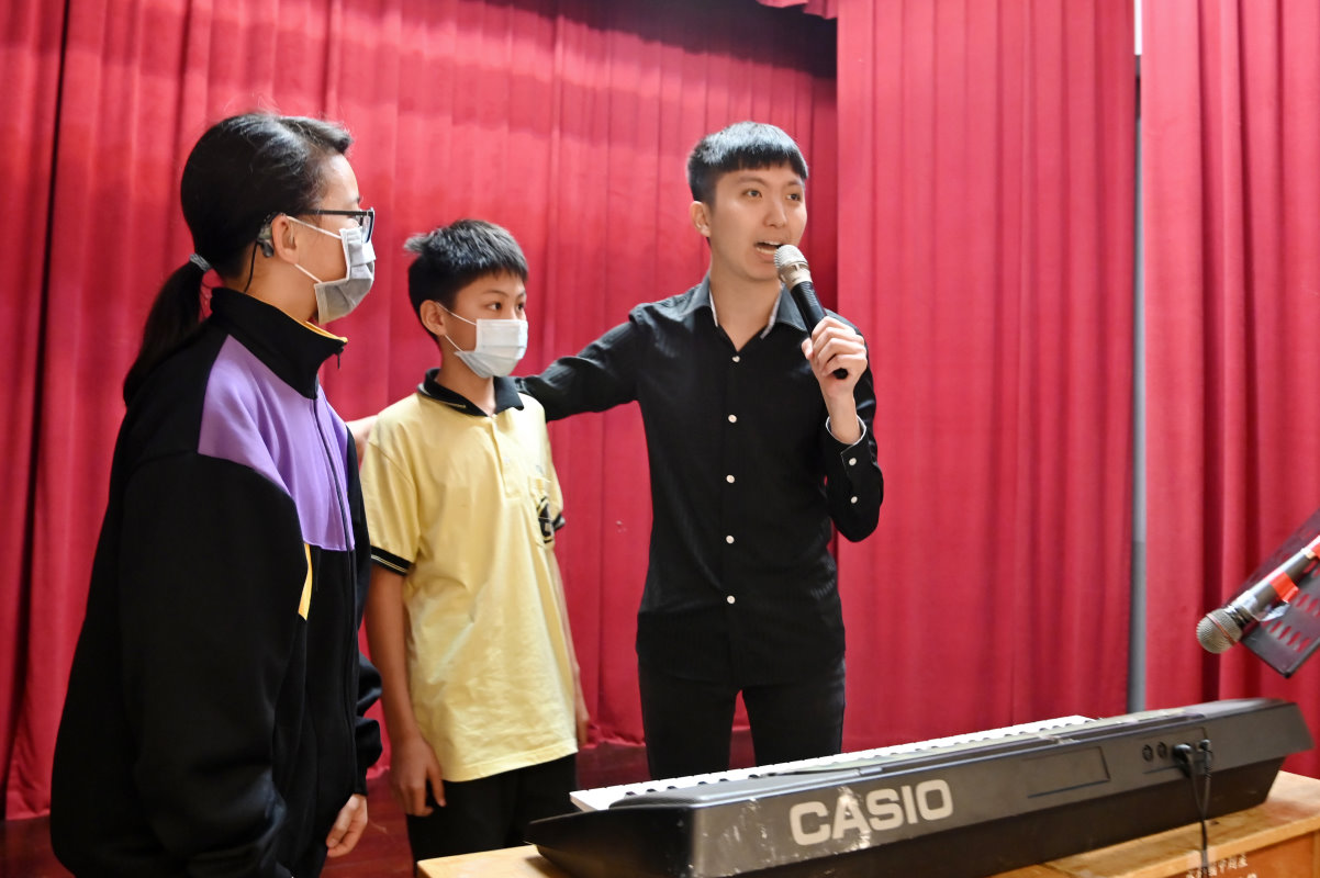 吳承澐(右一)請觀眾隨意按兩個琴鍵，隨即據此創作出樂曲