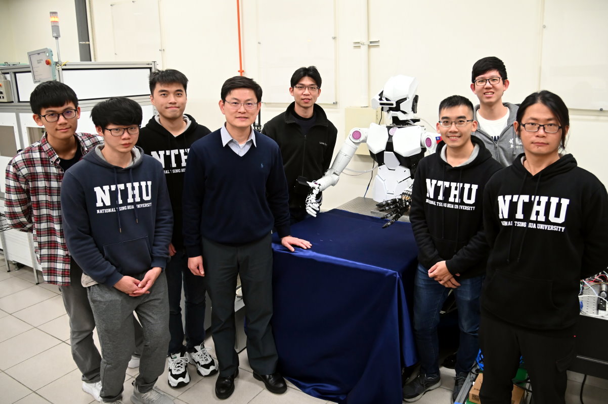 本校動機系張禎元教授(左四)指導學生研發擬人機器人