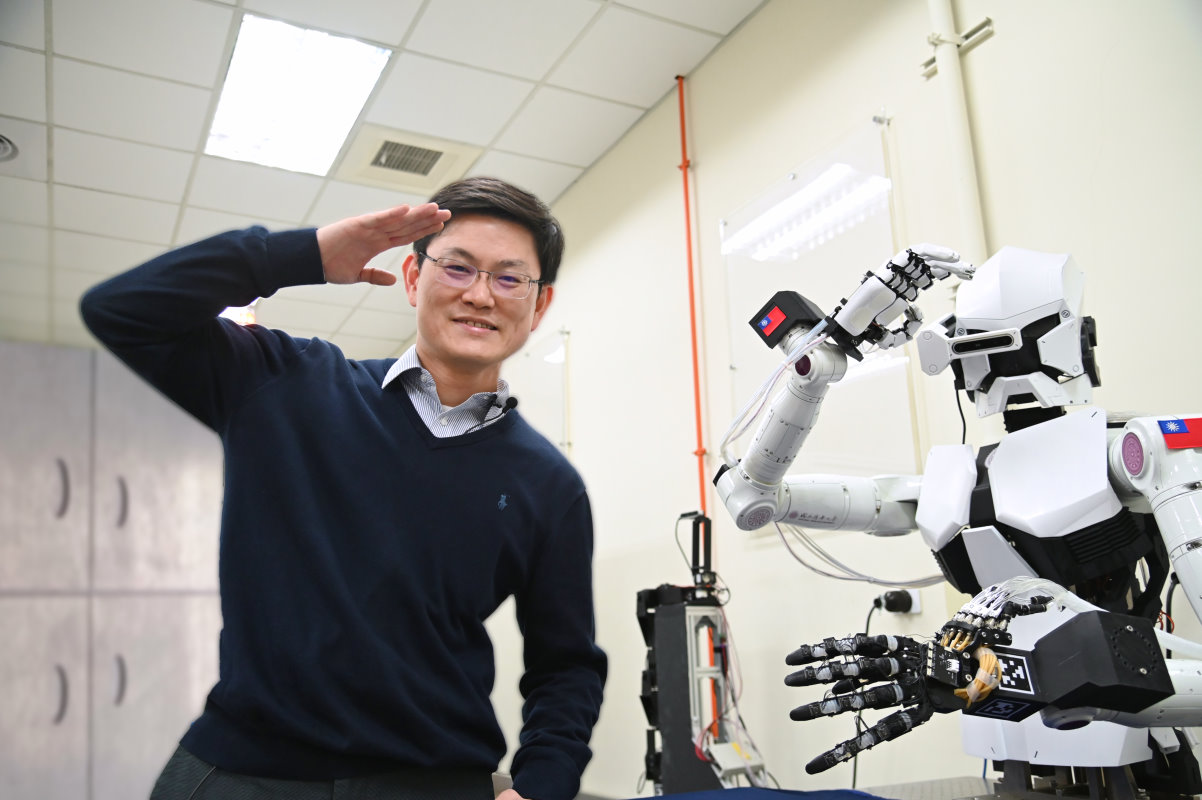 本校動機系張禎元教授研發出可模仿人手細緻動作的機器人