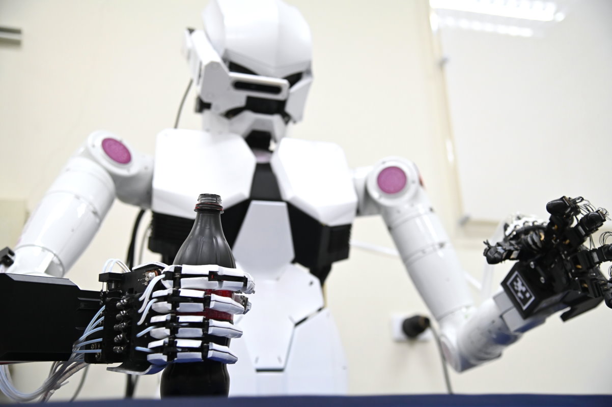 本校研發的機器人能如真人一樣拿起飲料瓶