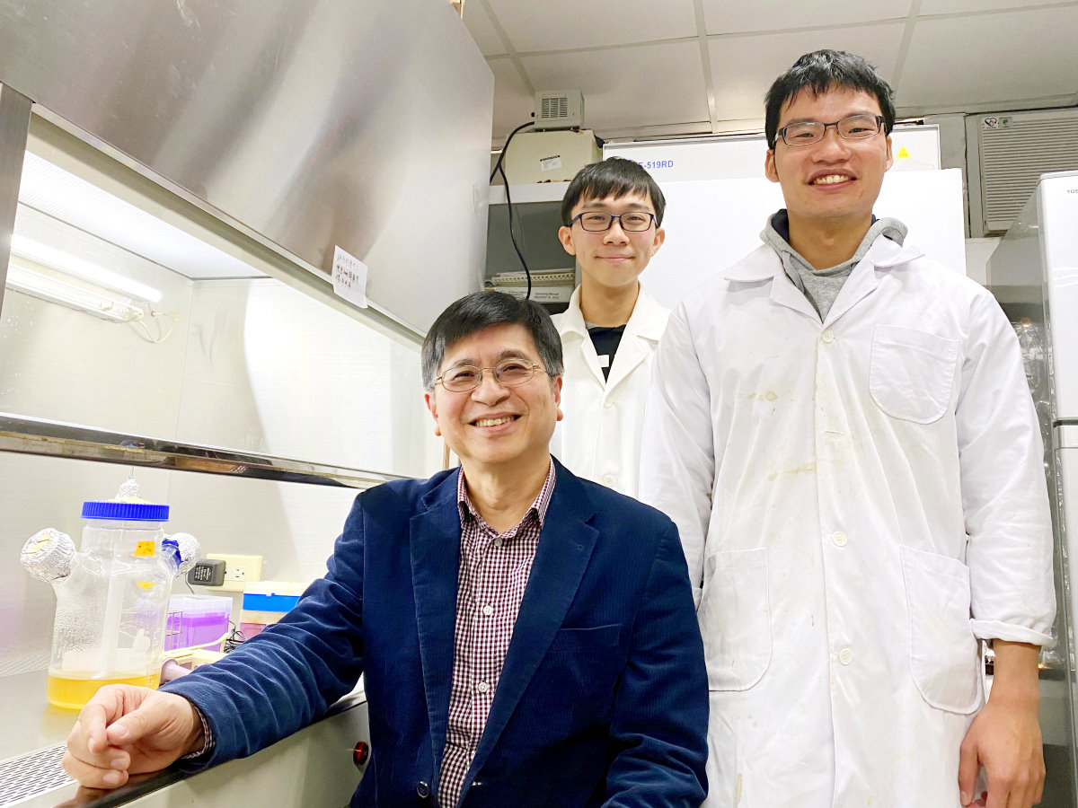 清華醫科系吳夙欽教授(左一)指導研究生研究流感疫苗抗原及黏膜佐劑