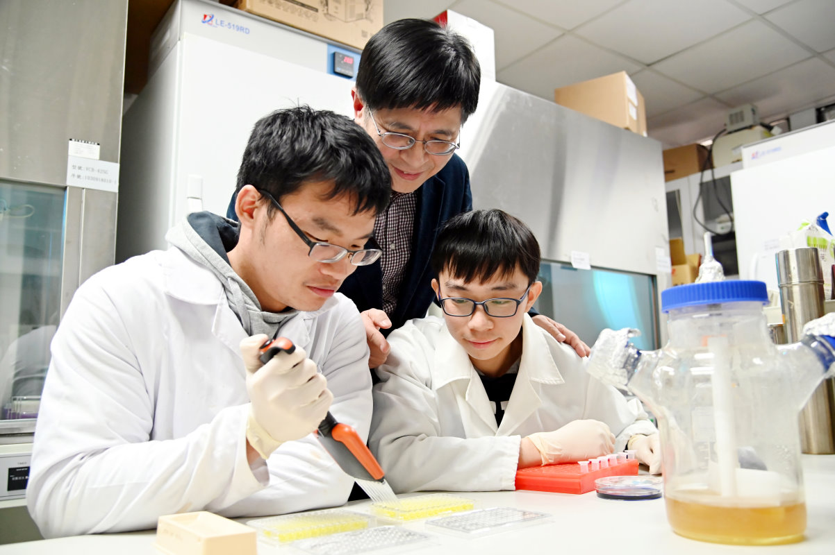 清華醫科系吳夙欽教授(中)指導研究生陳廷軒(左)、周品翰研發流感疫苗
