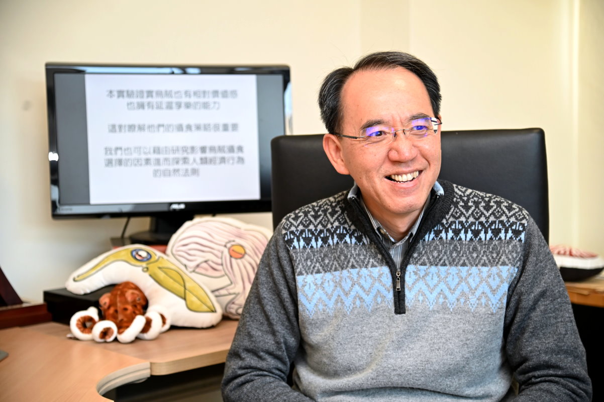 本校生科系教授焦傳金專研頭足類行為研究