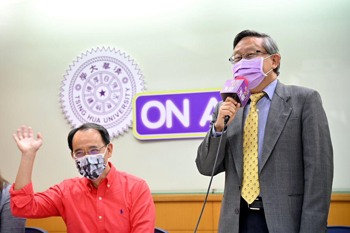 清華大學校長賀陳弘(右)介紹專為高中生打造的Podcast開播