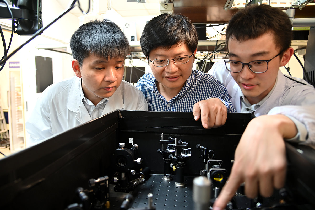 本校材料系林皓武教授指導博士生許博惟(右)、莊詠棠(左)研發室溫下全球最亮量子光源
