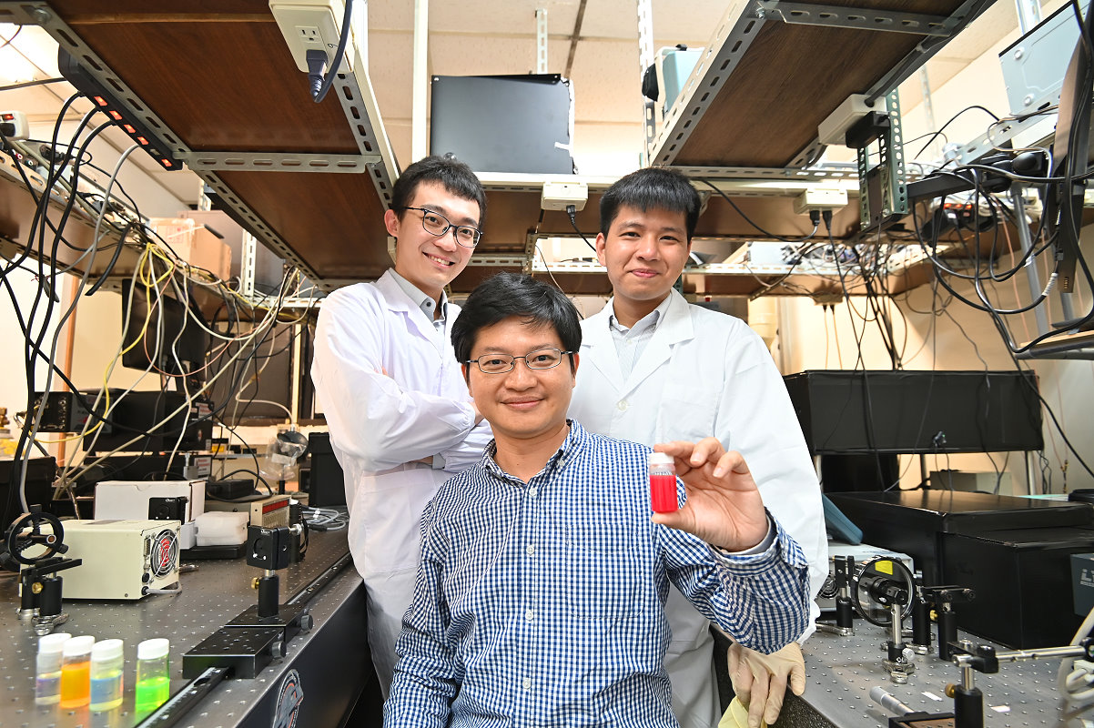 本校材料系林皓武教授指導博士生許博惟(左)、莊詠棠(右)研發室溫下全球最亮量子光源
