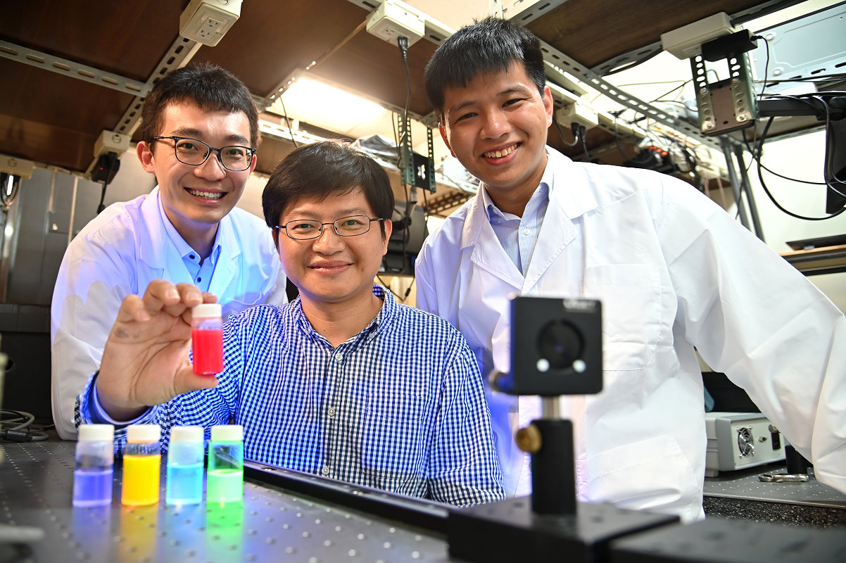 本校材料系林皓武教授指導博士生許博惟(左)、莊詠棠(右)研發室溫下全球最亮量子光源