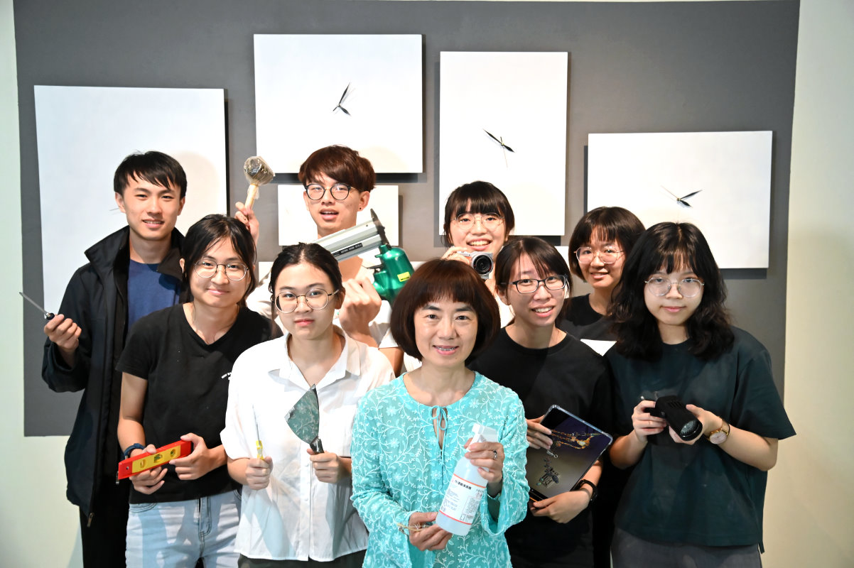 清華藝術學院學士班主任陳珠櫻(前中)指導學生創作科技藝術作品
