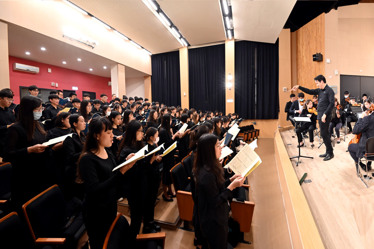 在演出前，清華音樂系管弦樂團及合唱團師生加緊練習