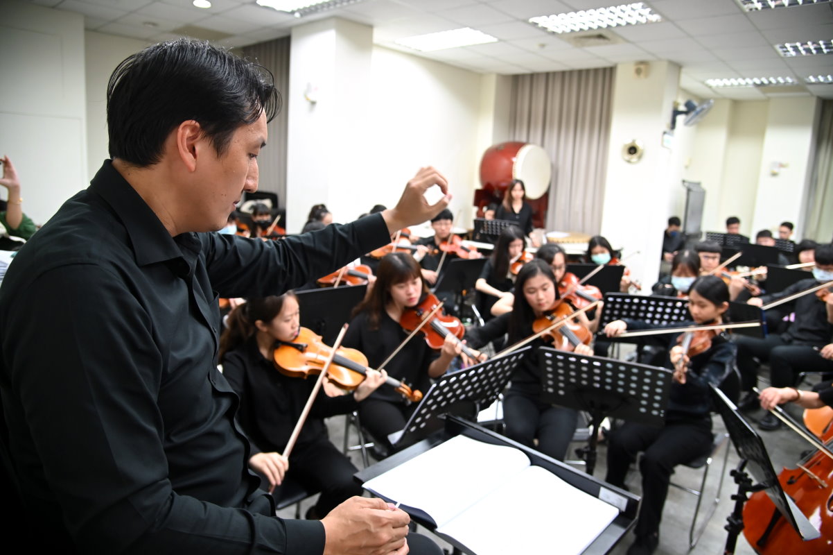 清華大學邀請現任廣藝愛樂管弦樂團常任指揮黃東漢擔任管弦樂團指揮