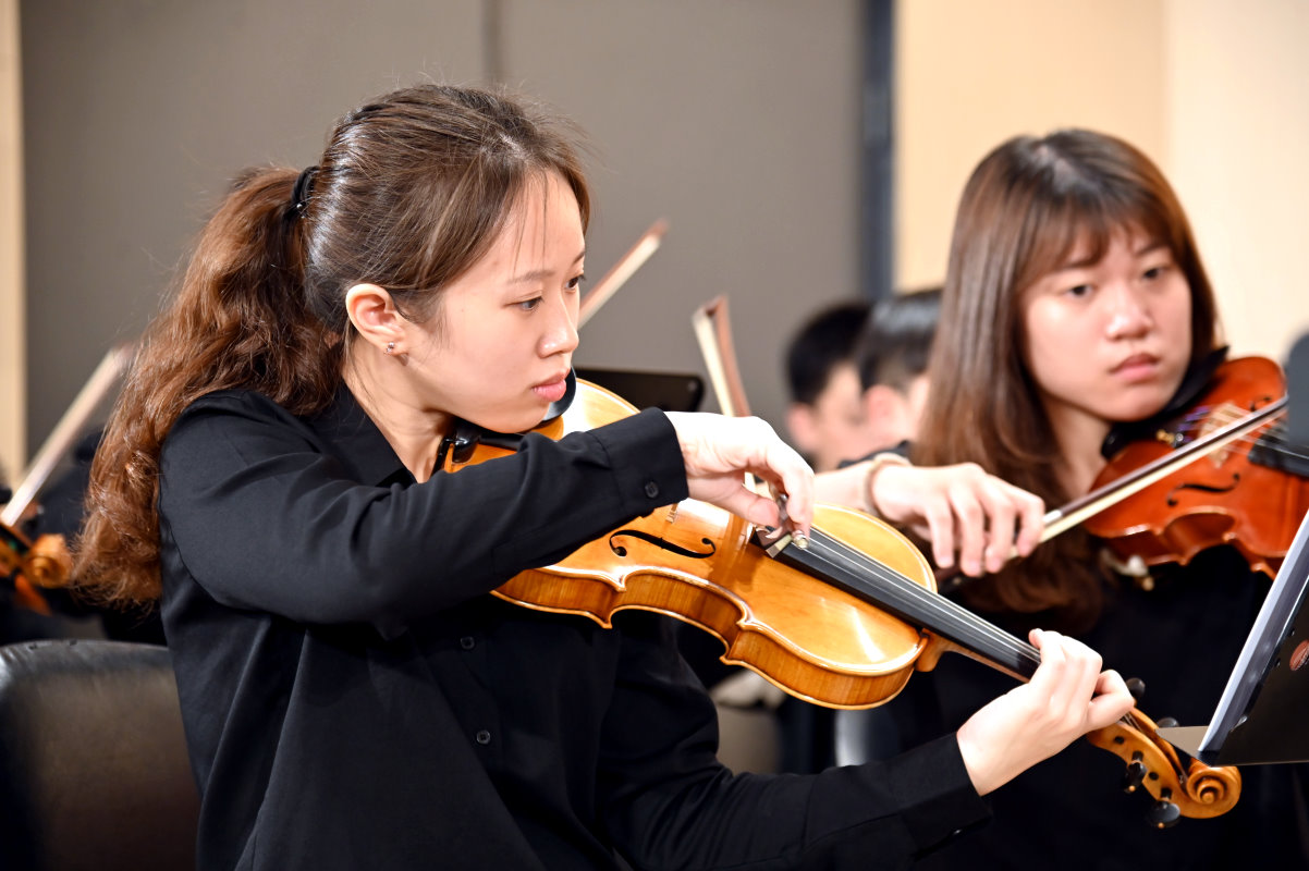 清華大學音樂系管弦樂團為校慶音樂會加緊排練