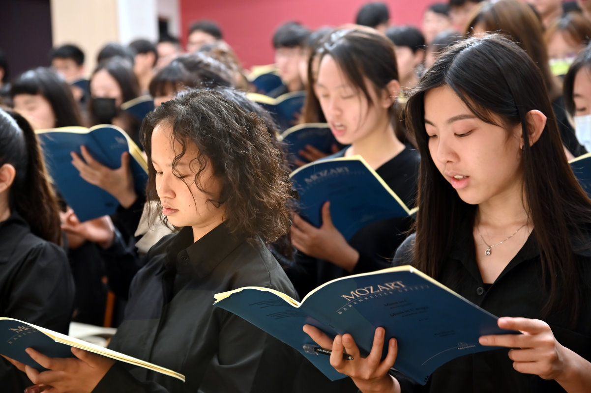 清華大學音樂系合唱團為了校慶音樂會認真團練