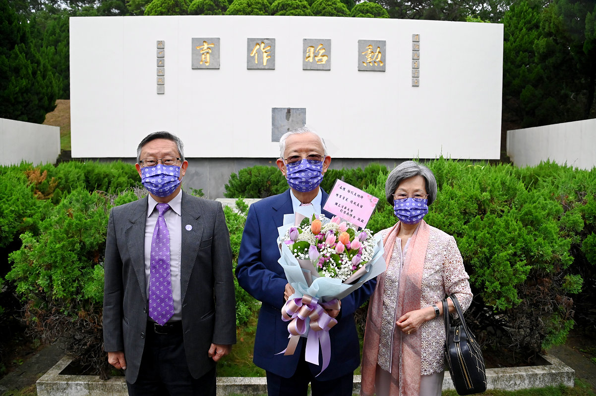 彭淮南博士特別在頒授典禮之後，到清華大學梅園向前校長梅貽琦致祭。(左起)校長賀陳弘、彭淮南、彭淮南夫人