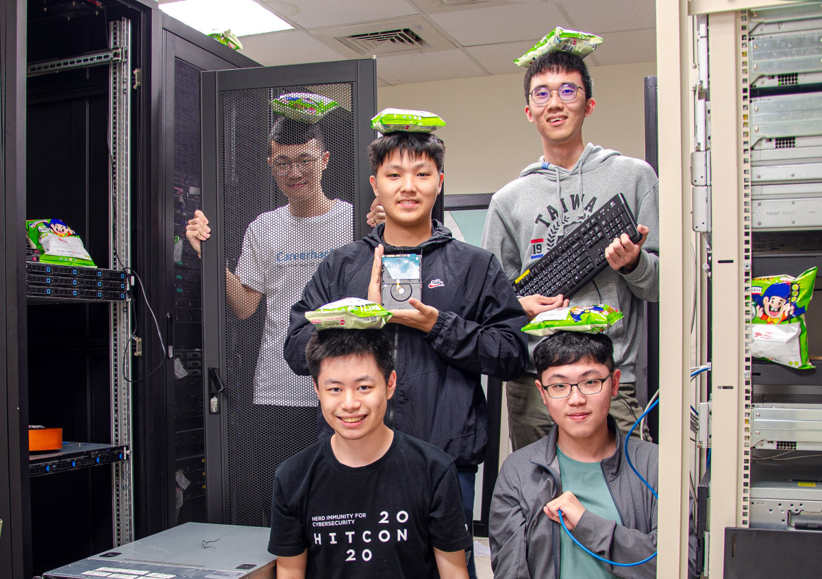 清華團隊在超級電腦大賽前頭頂綠色乖乖，祈願電腦乖乖不要當機