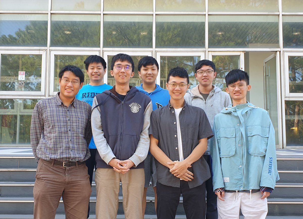 清華資工系副教授周志遠(前排左起)帶領學生王子文、張承勛、蕭亦程(學生教練)、牟展佑(後排左起)、蔣立元、黃文遠勇奪ASC世界大學生超級電腦大賽冠軍