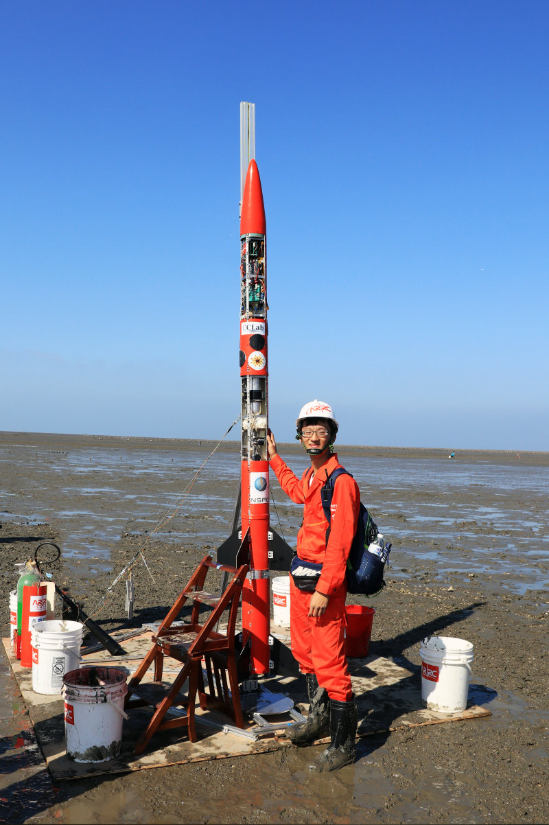 實驗教育生陳佐任在香山濕地準備試射APPL10火箭