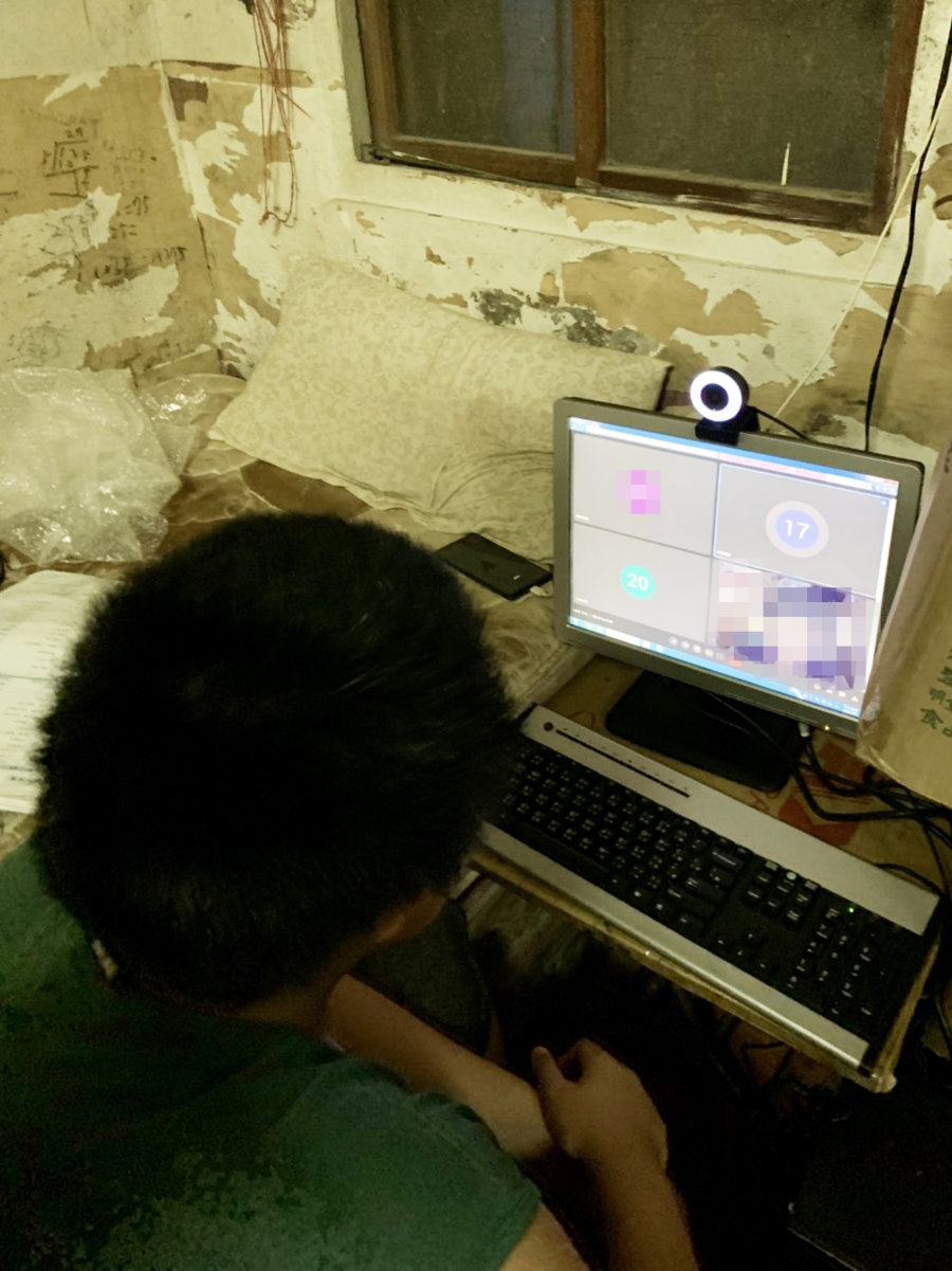 新竹市建功中學弱勢生上周收到清華送的愛心電腦，終於能遠距和同學一起上課