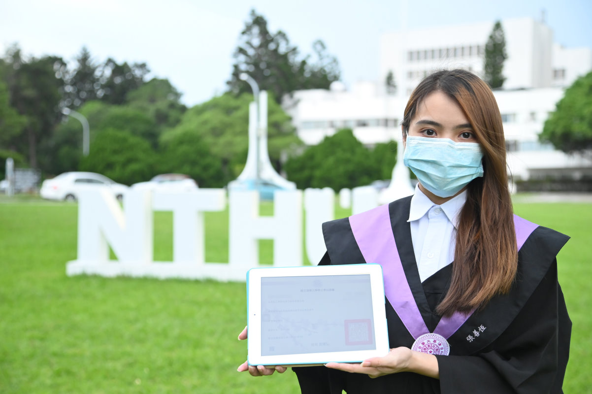 清華大學今年的畢業生張善恆用平板就可以查看數位學位證書