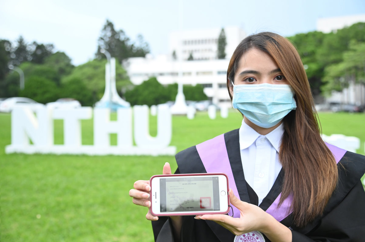 清華大學今年的畢業生張善恆用手機就可以查看數位學位證書