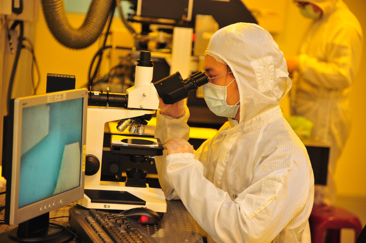 清華半導體學院學生未來將可在黃光實驗室內上實驗課，用顯微鏡觀測曝光顯影結果