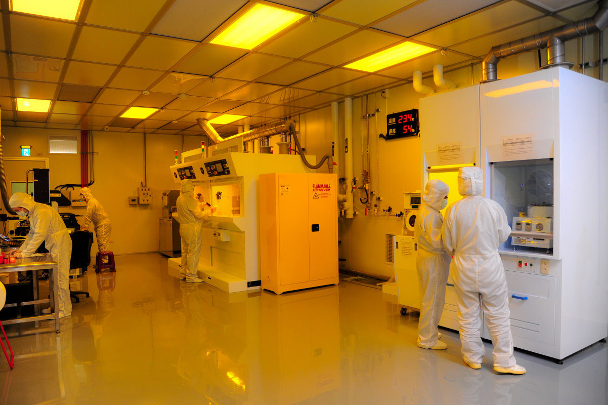 清華半導體學院學生未來將可在黃光實驗室內上實驗課
