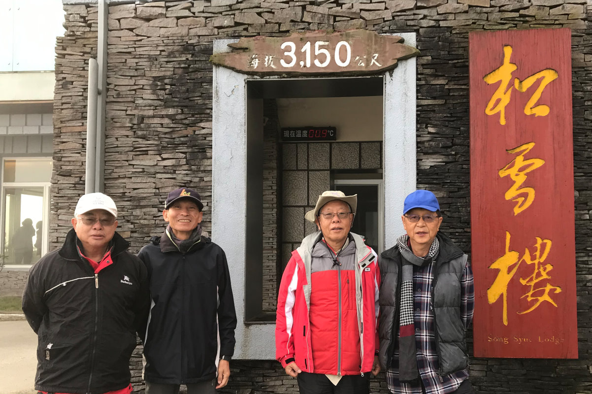 王伯輝(左起)、杜博文、周懷樸、林思賢去年底從松雪樓出發登奇萊