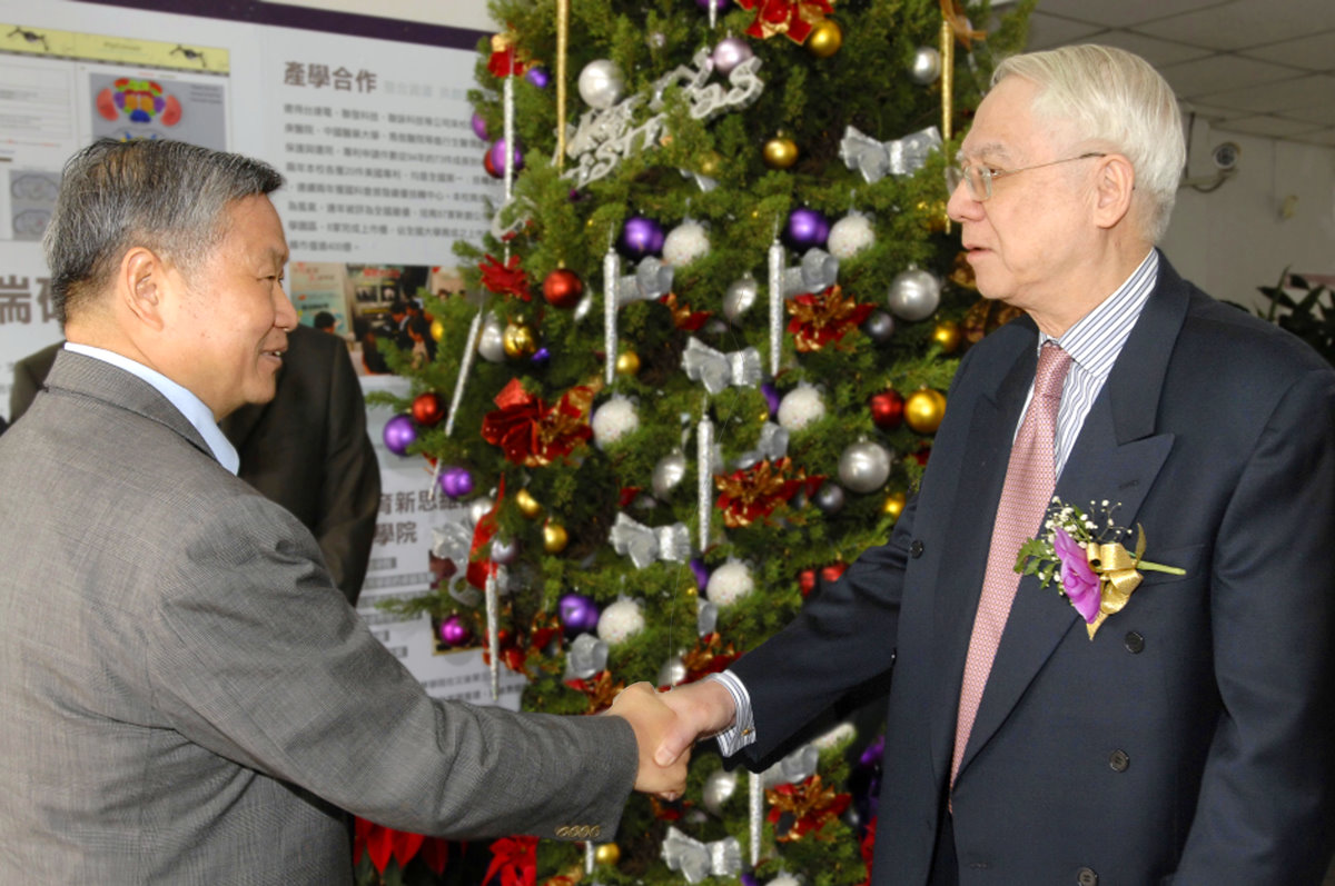 清華前校長劉炯朗(右)與旺宏電子董事長吳敏求(左)2009年在清華旺宏圖書館上樑典禮握手慶賀
