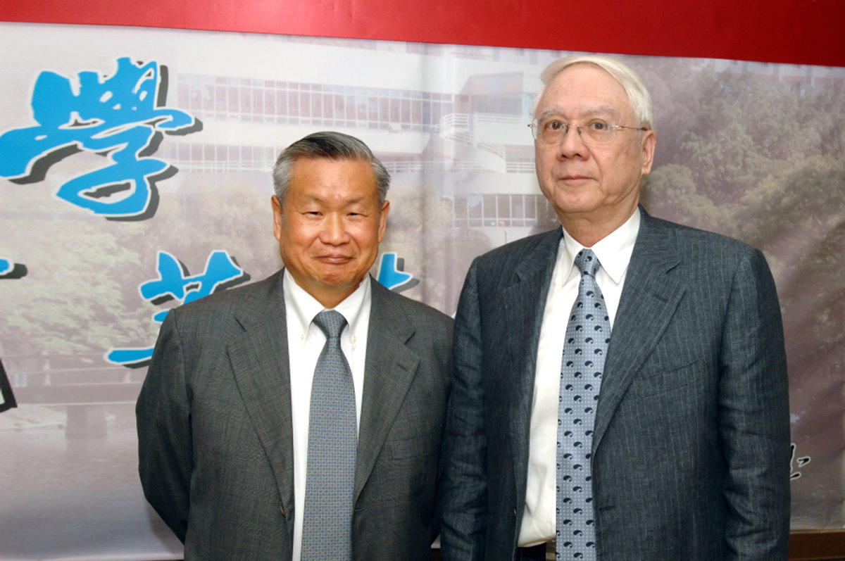 劉炯朗前校長（右）風趣幽默、博學多聞，是吳敏求董事長（左）非常敬重的學長