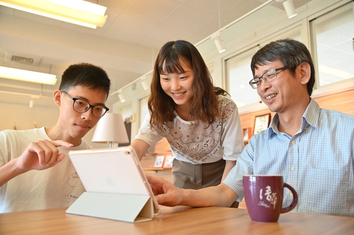 清華電機系鼓勵學生出國交換或線上國際學習。右起劉靖家主任、大二生葉芷彤、蘇東誠