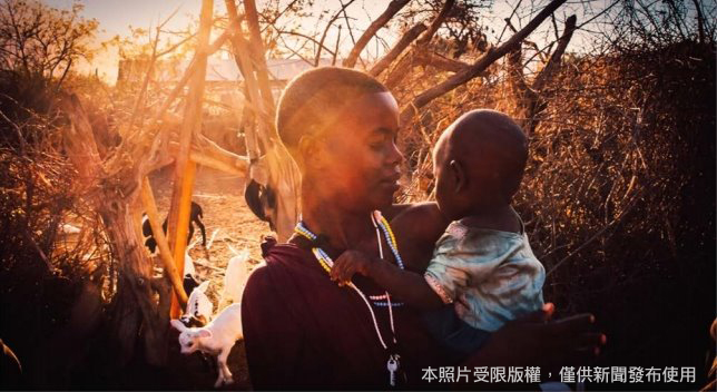清華行健獎得主李昕紘赴坦尚尼亞志工服務，拍下這張牧羊人的之妻抱著女兒的照片，榮獲2018國家地理全球攝影大賽冠軍(※本照片受限版權，僅供新聞發布使用)