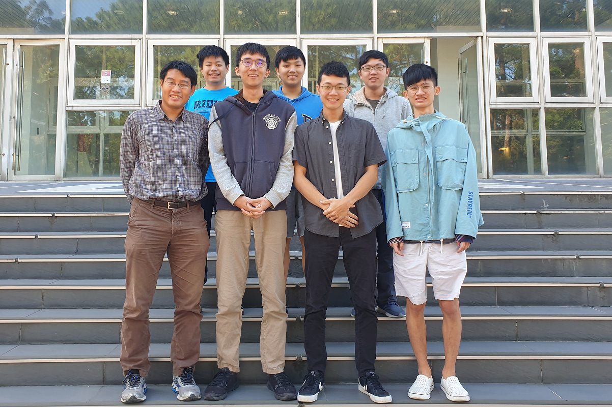 清華行健獎得主蕭亦程(右一)在資工系獲今年ASC世界大學生超級電腦競賽線上組冠軍團隊擔任教練