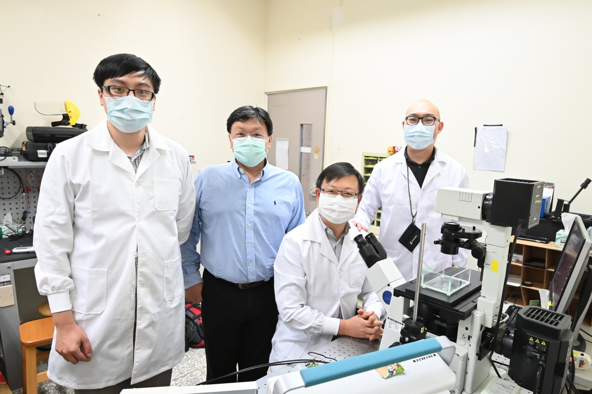 華葉秩光教授(左二)帶領團隊成員謝宗翰(左一)、賴俊延博士(右二)、羅尉辰(右一)研發超音波漩渦溶栓技術
