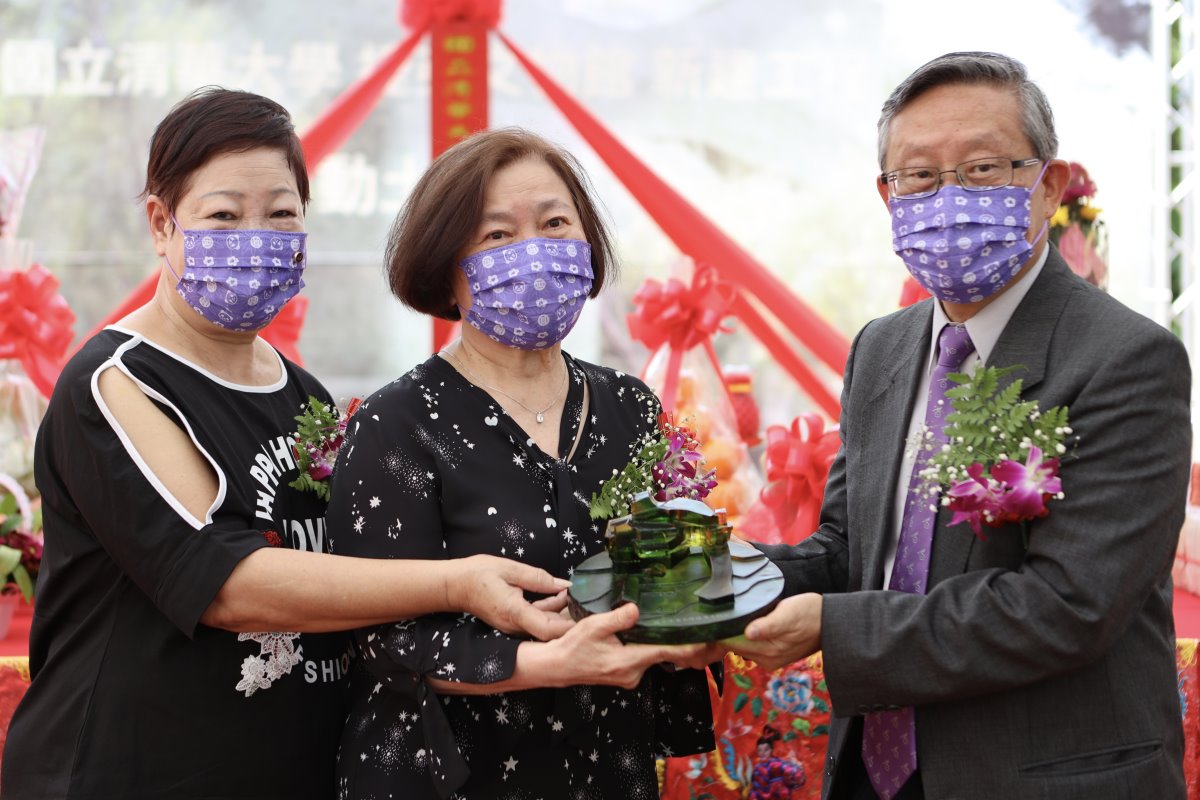 賀陳弘校長(右)致贈文物館琉璃模型給曾繁城夫人陳韓女士(中)，左為胞妹曾淑芳