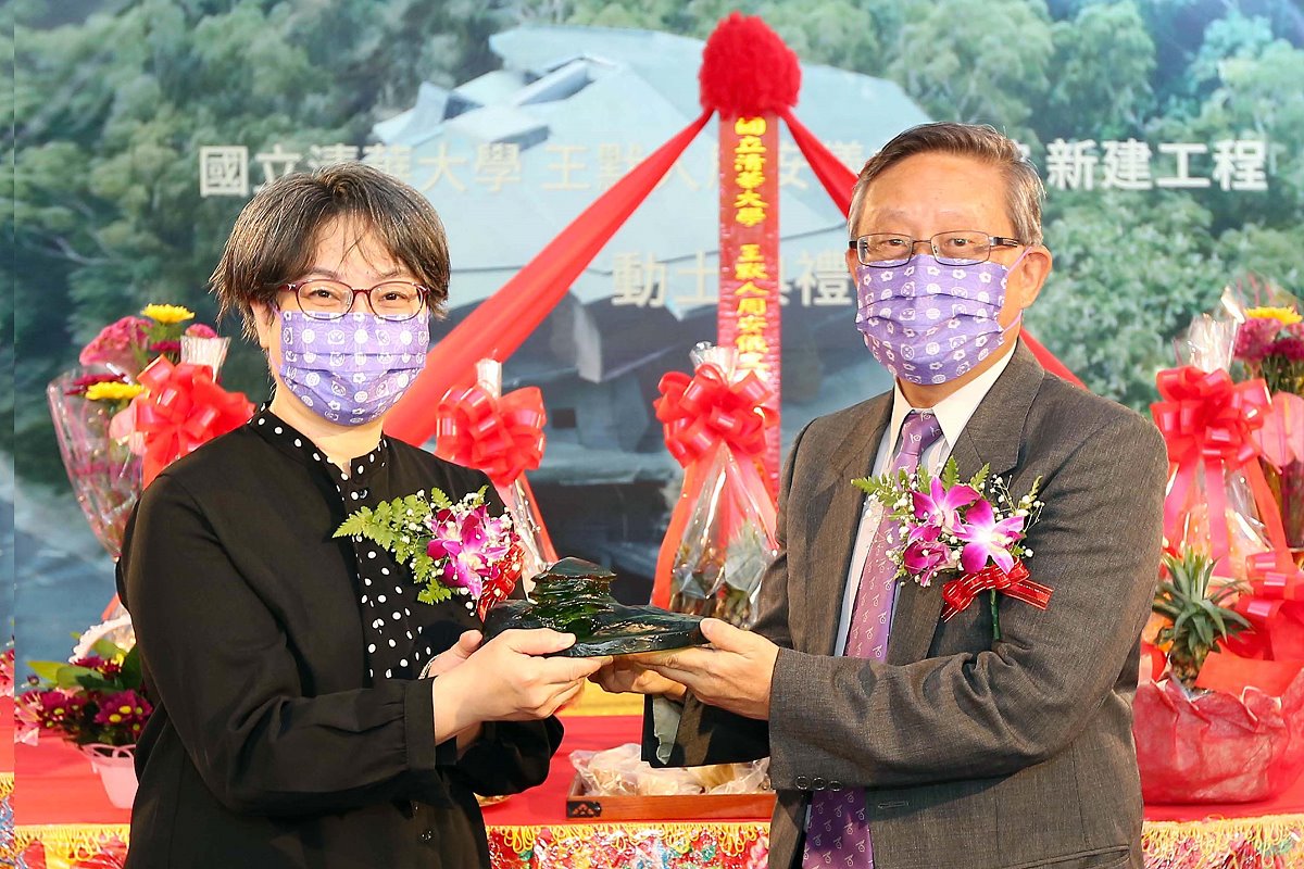 賀陳弘校長(右)致贈文學館琉璃模型給王默人周安儀的代表人王慕淳女士(左)