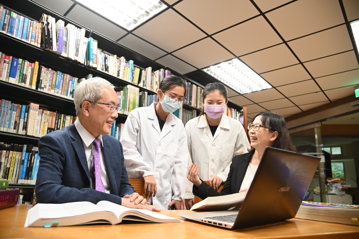 清華學士後醫學系獲准設立，生科院高瑞和院長(左)及醫科系陳令儀主任(右)在籌備階段著力甚深