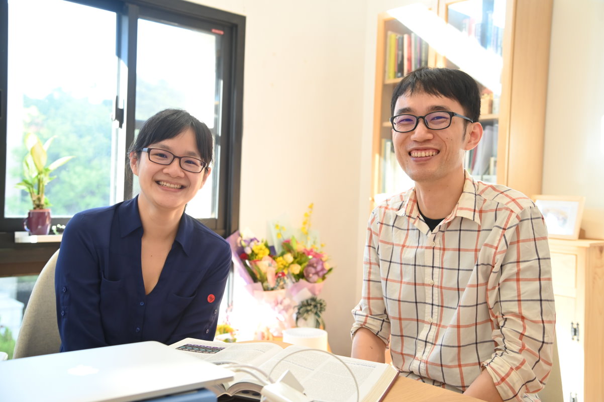 李政昇老師(右)與妻子張筱涵老師(左)同為清華大學校友，目前都任教於清華大學生科院