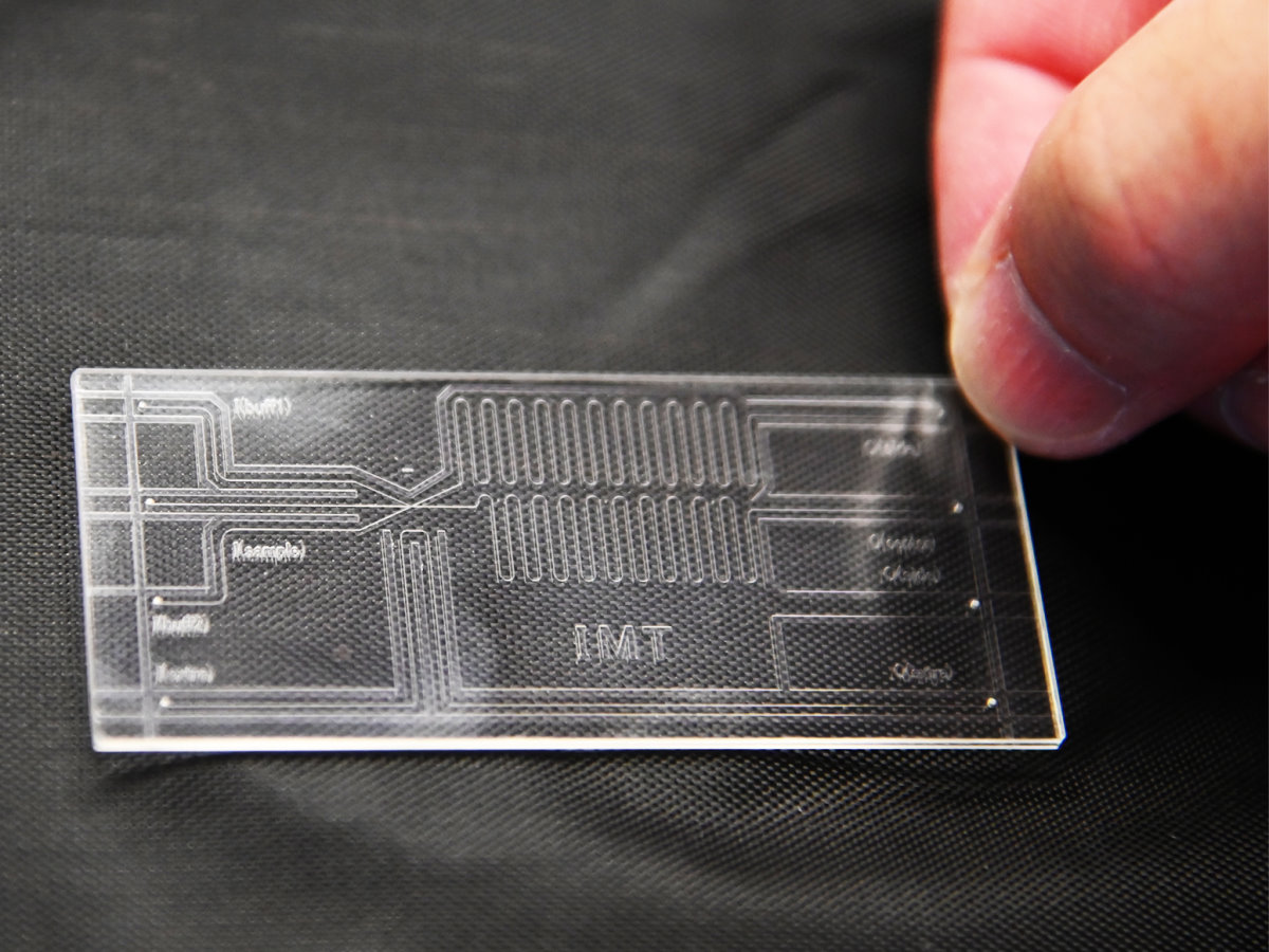 北森武彥教授研發出的微流體晶片長寬各為7及3公分，比名片還小