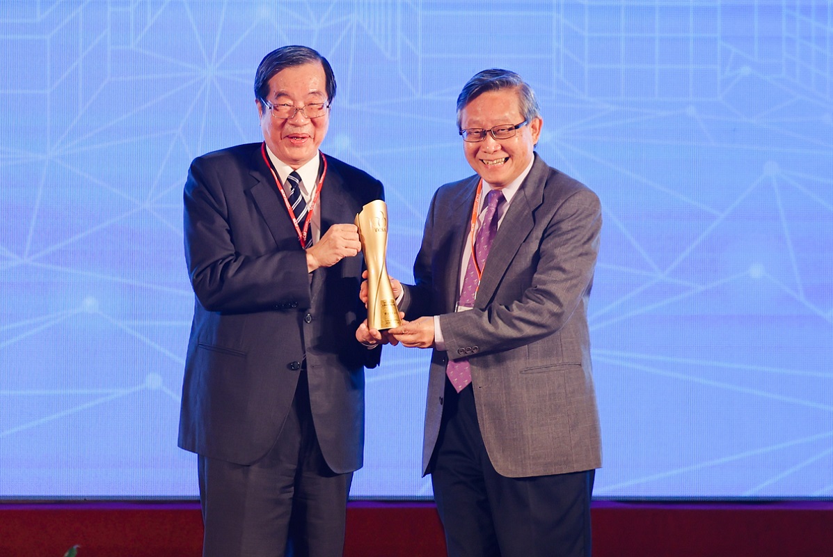考試院黃榮村院長（左）頒發清華大學「台灣永續典範大學獎」，由賀陳弘校長代表領獎。